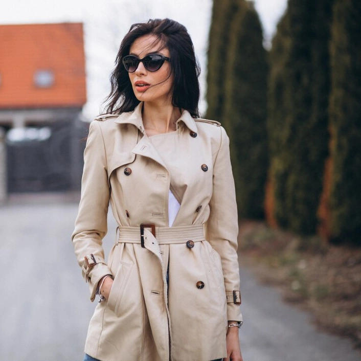 Женщина в светлом тренче из коллекции Brand Hand